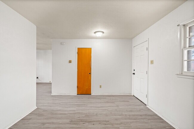 Building Photo - Cozy Home w/ Large Backyard, Minutes from TTU