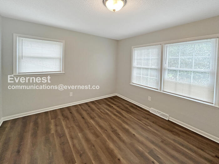 Building Photo - 542 Newcastle Rd