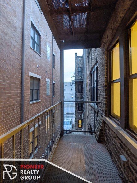Building Photo - 912 W Dakin St