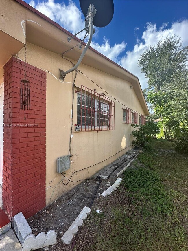 Building Photo - 16980 N Miami Ave