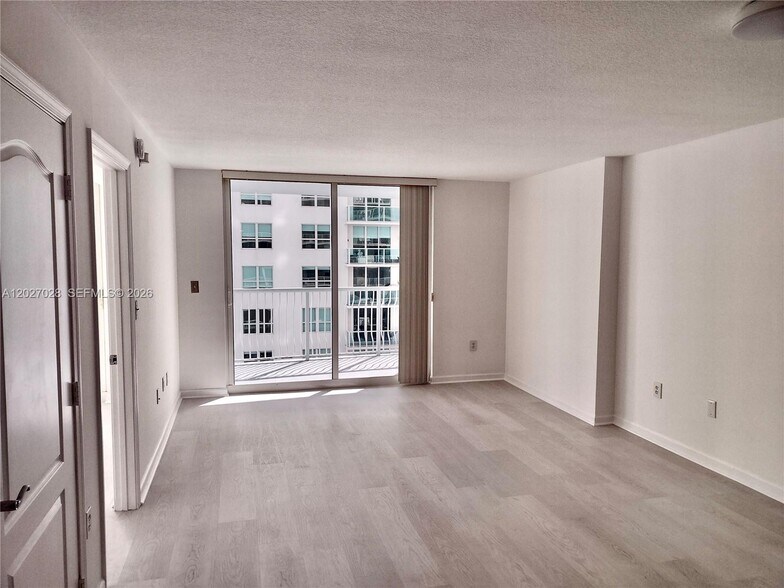 Building Photo - 1200 Brickell Bay Dr