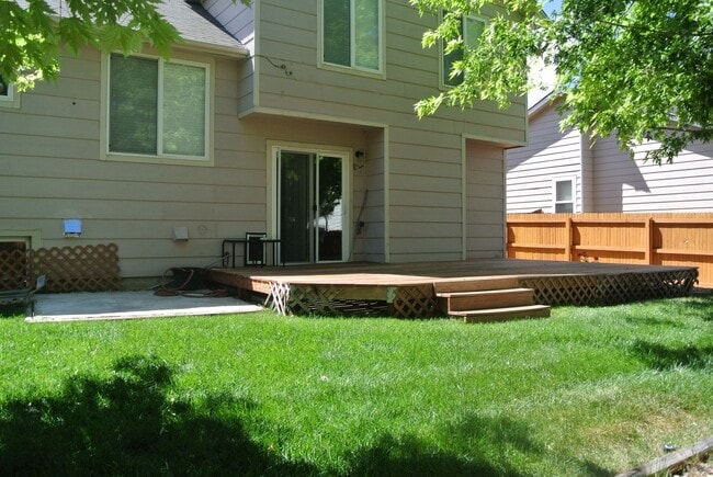 Building Photo - Wonderfully updated and maintained 3 bedro...