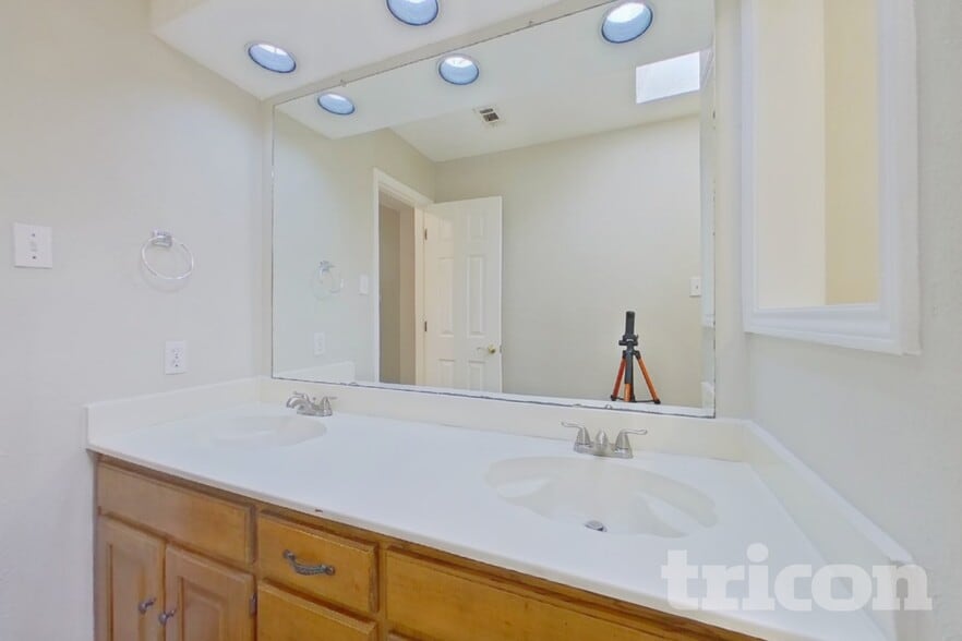 Building Photo - 509 Live Oak Dr