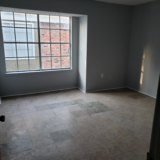 Building Photo - 2 Bed/2 Bath Apartment