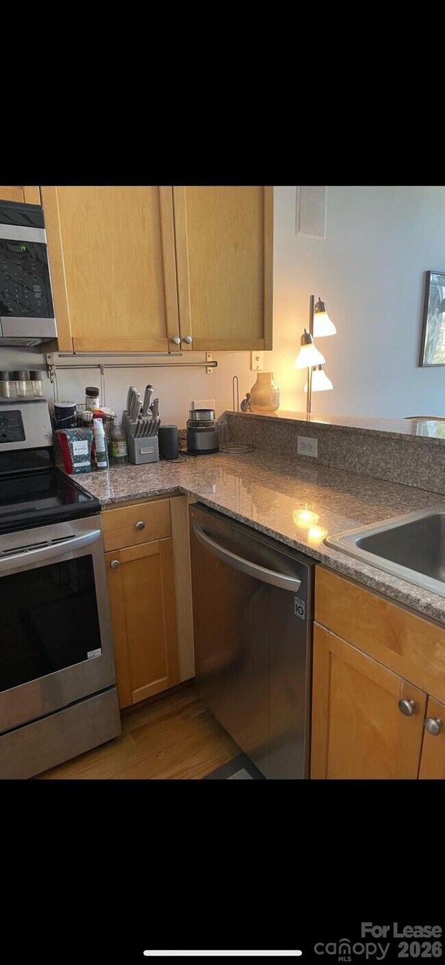 Building Photo - 115 E Park Ave