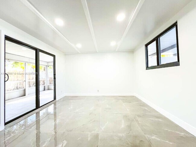 Building Photo - 3049 NW 6th Ave