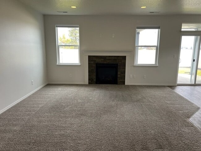 Building Photo - Beautiful 3-Bedroom, 2-Bathroom Home in Sp...