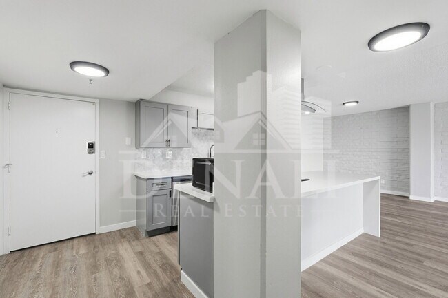 Building Photo - 425 W Paseo Redondo