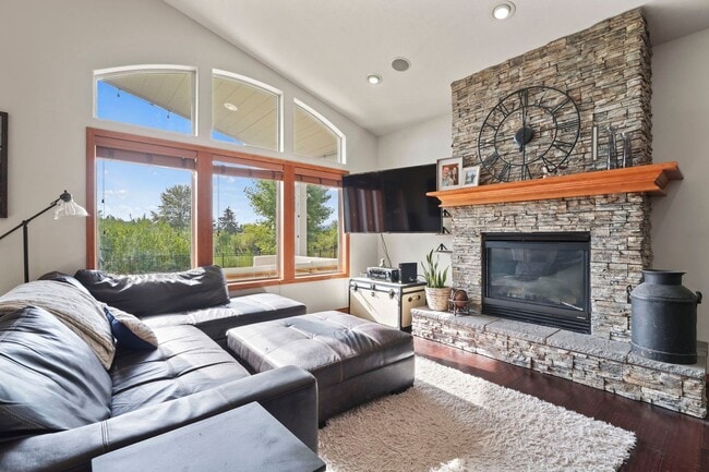 Building Photo - Beautiful 3 bedroom 2 bath Home On The Pla...