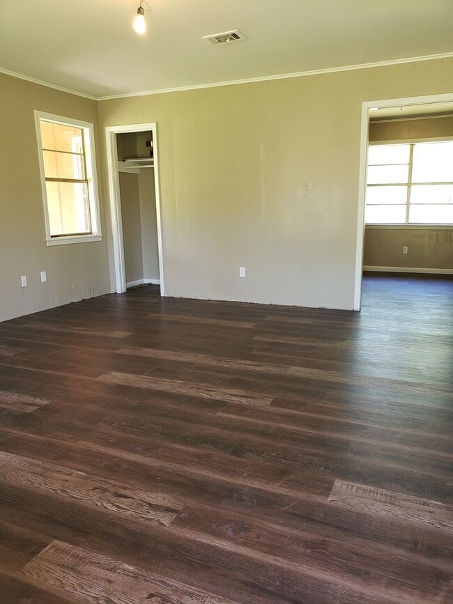 Building Photo - Very nice 3 bedroom/1&1/2 bathroom