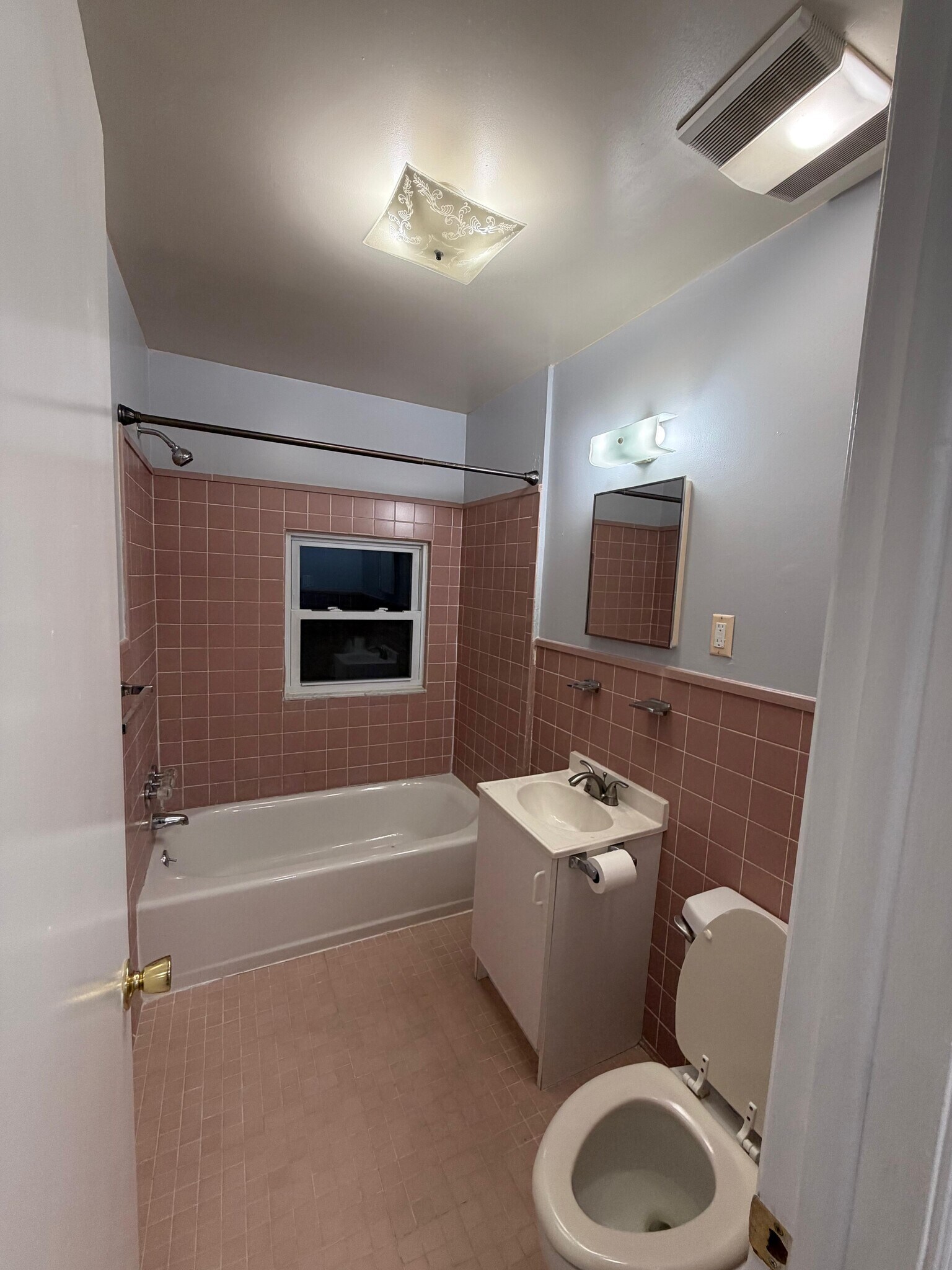 Building Photo - 405 47th St NE