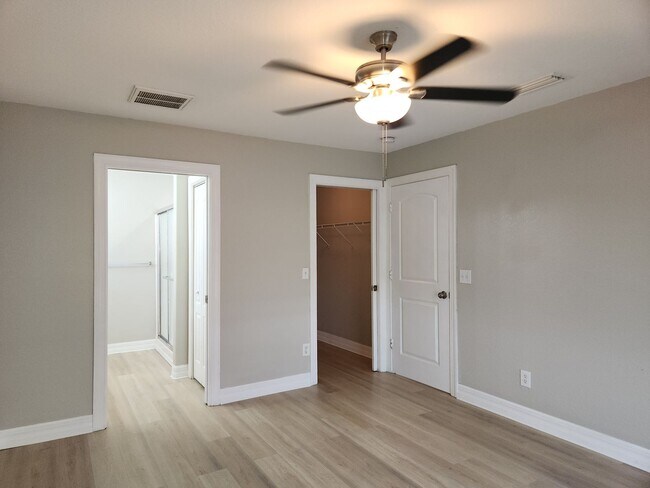 Building Photo - 827 NE 23rd Terrace