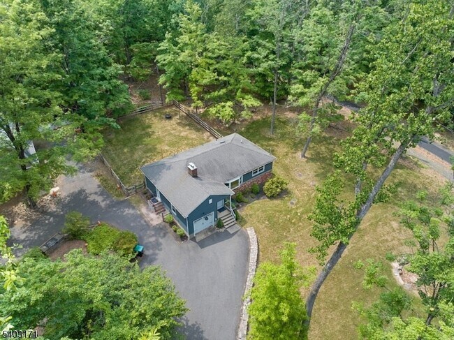 Building Photo - 422 Hollow Rd