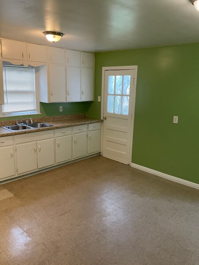 Building Photo - MOVE IN SPECIAL!!