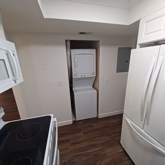 Building Photo - 3918 La Mirada Dr N