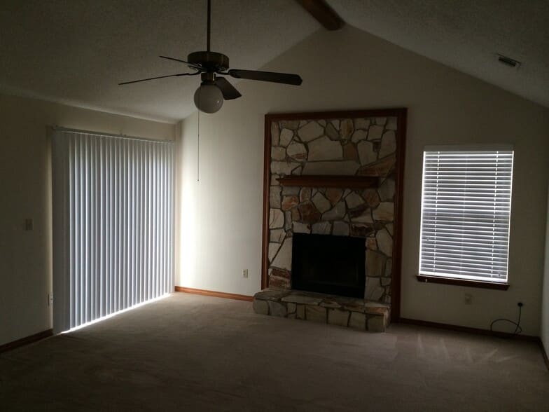 Building Photo - 418 Apple Dr