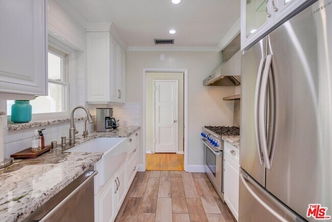 Building Photo - 21447 Providencia St