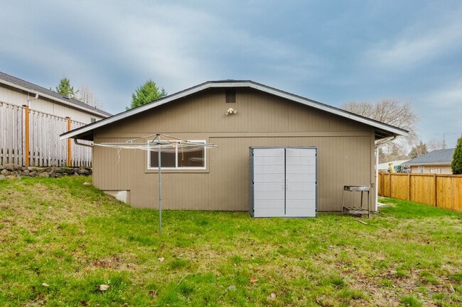 Building Photo - 3 Bedroom 1 Bathroom Rambler in NE Tacoma!