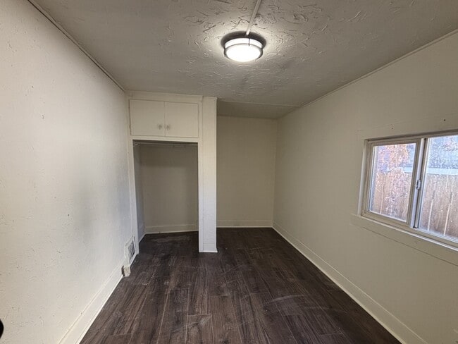 Building Photo - 1395 S 900 E