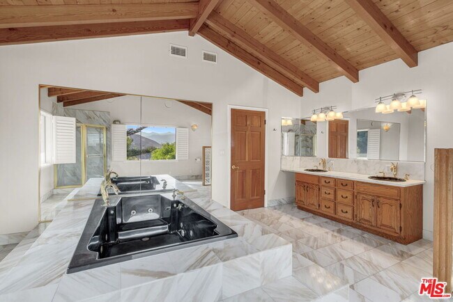 Building Photo - 3200 Oakley Dr