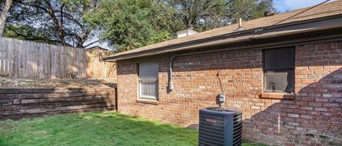 Building Photo - 2107 Mistletoe Ave