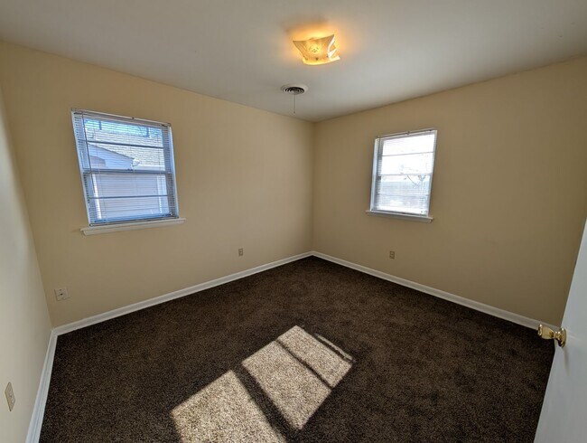 Building Photo - 2 bed, 1 bath duplex house in Edmond with central heat and air next to UCO campus