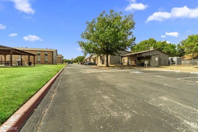 Building Photo - 3 br, 1.5 bath Apartment - Cleburne Plaza C
