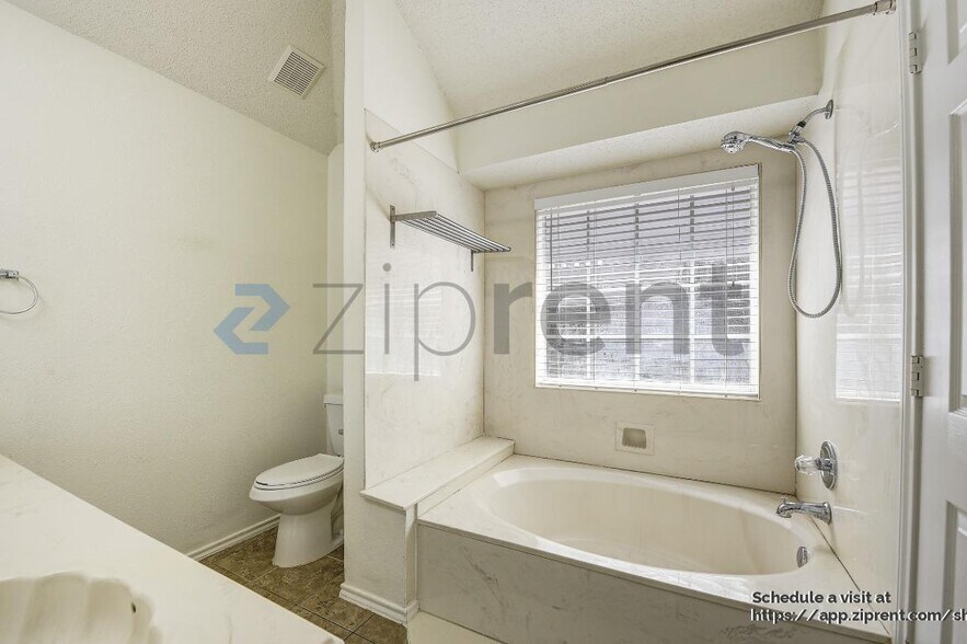 Building Photo - 1206 Hyde Park Dr