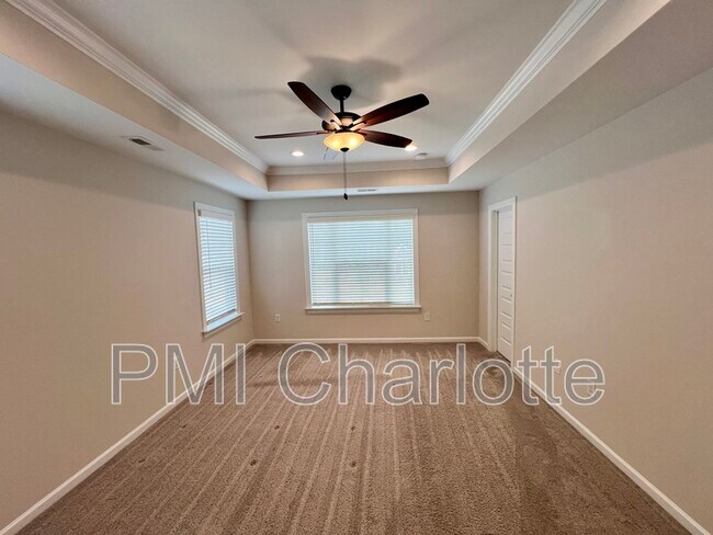 Building Photo - 1135 Overlake Dr