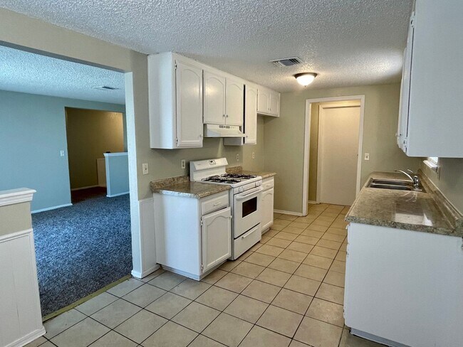 Building Photo - Updated 3 bed 1.5 bath