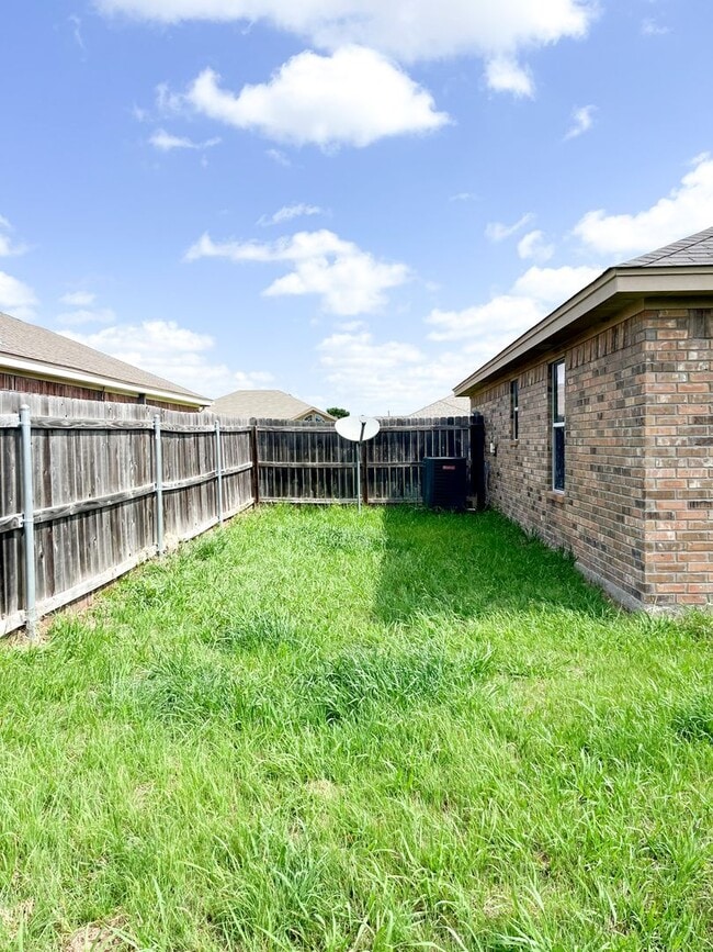 Building Photo - Available NOW!!!! This Beautiful 1 story, 4 Bedroom, 2 bath home in Killeen has a lot to offer!  ...
