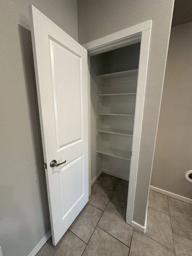 Building Photo - Spacious 3/2/2 in Upland Crossing
