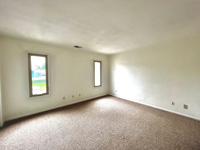 Building Photo - 622 Pinewood Dr