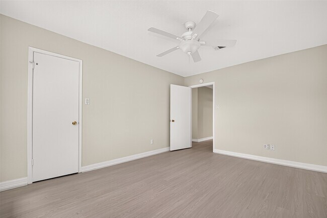 Building Photo - 10383 Briar Forest Dr