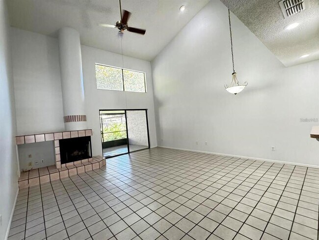 Building Photo - 497 Club Dr