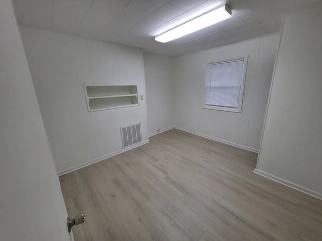 Building Photo - 605 Hale St