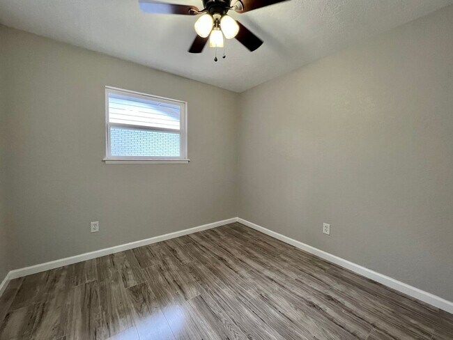 Building Photo - 4817 NW Pollard- AVAILABLE NOW!