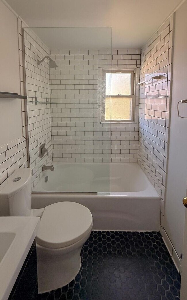 Building Photo - GREAT ANN ARBOR LOCATION – 2-BEDROOM END UNIT!