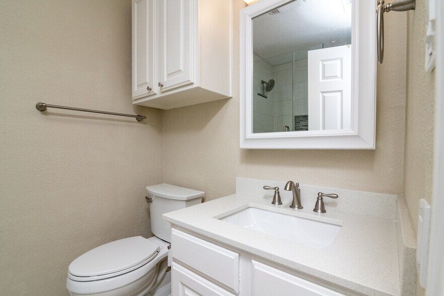 Bath #1 - 500 E Riverside Dr