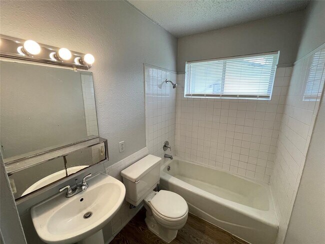 Building Photo - 5900 Glen Meadow Dr