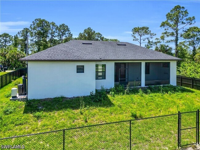 Building Photo - 1229 Augusta St E