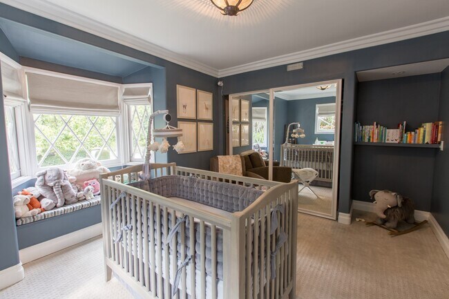 Building Photo - Luxury 5 Bed, 3 Bath - Entertainers Dream!