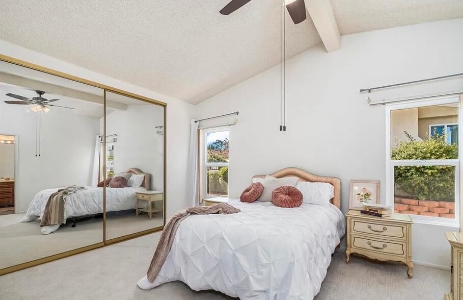 Master bedroom - 2010 W San Marcos Blvd