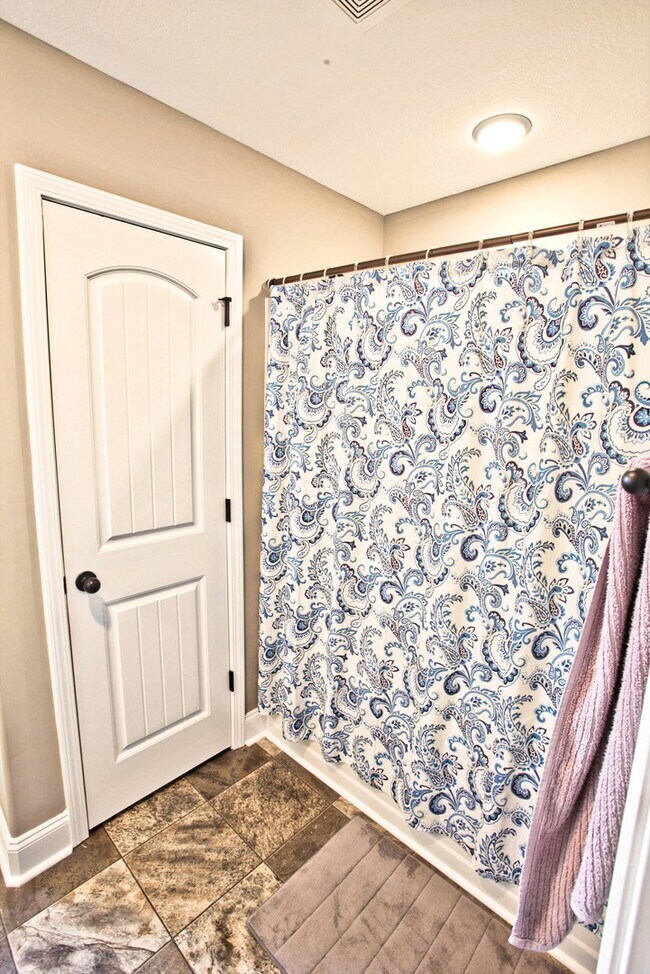 Building Photo - Fantastic 3 Bedroom Near Downtown!