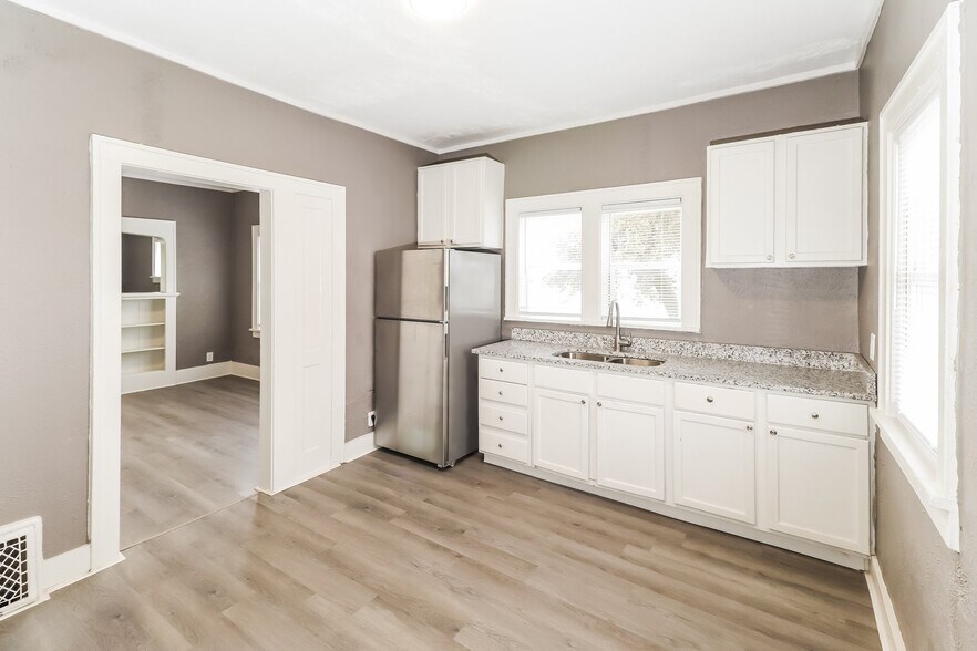 Building Photo - 831 S Walnut St