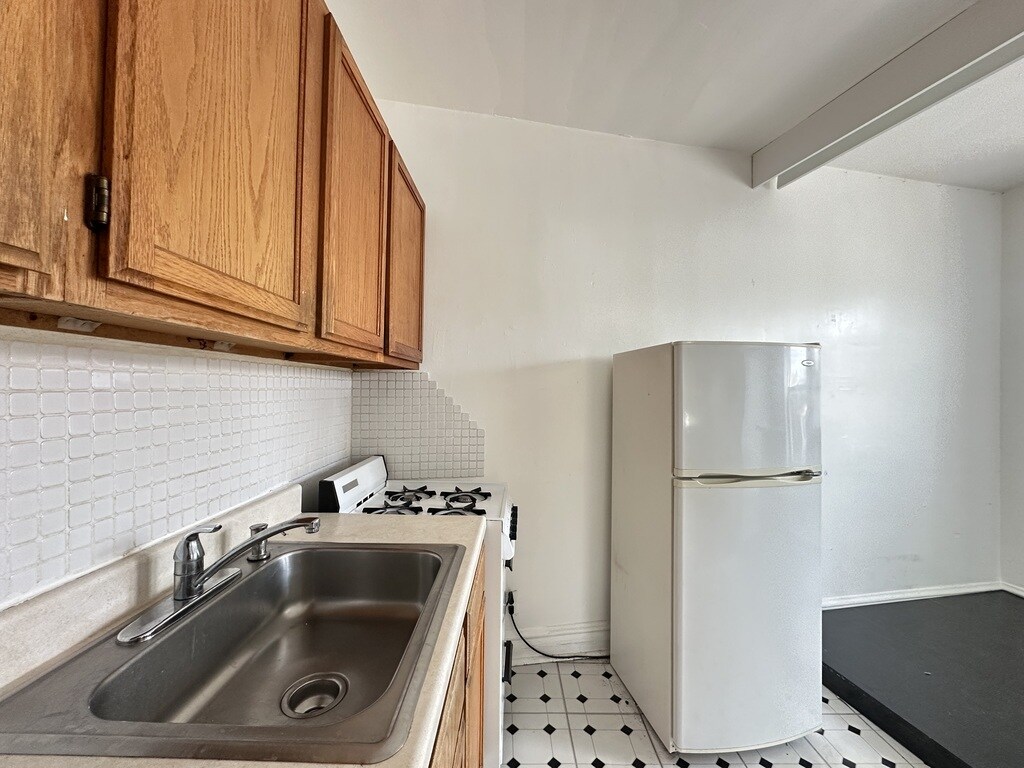 Building Photo - 2462 N Linden Pl