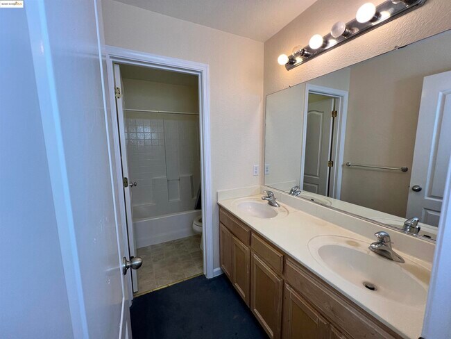 Building Photo - 1371 Brooktrail Dr