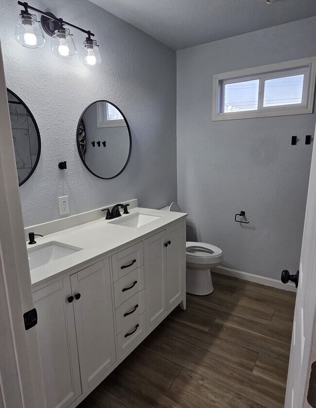 Building Photo - 2001 N Lincoln Ave