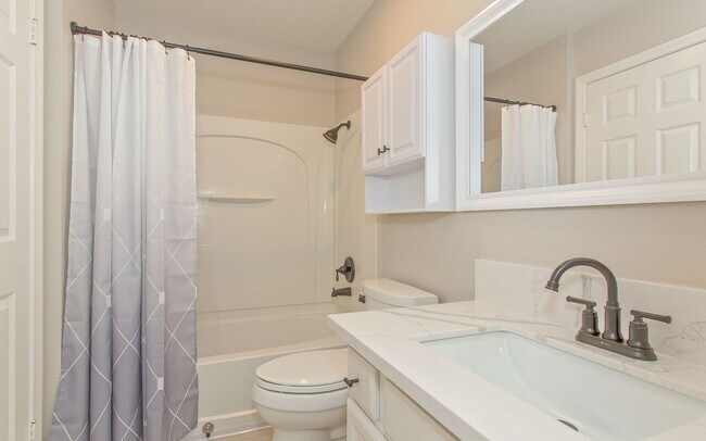 Building Photo - Lovely upstairs 2 bedroom Condo with Modern upgrades in Oceanside