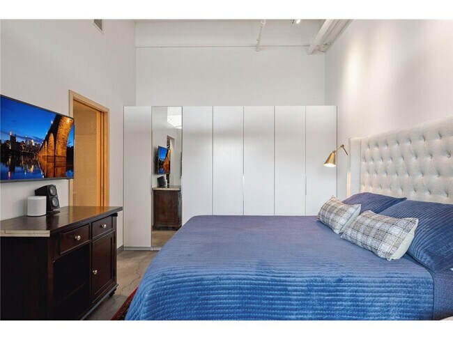 Building Photo - 700 N Washington Ave